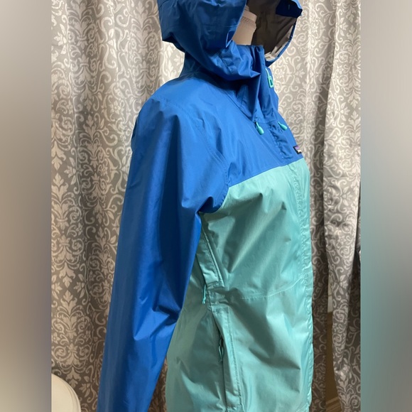 Patagonia Blue and Teal Women's Jacket - Picture 9 of 10
